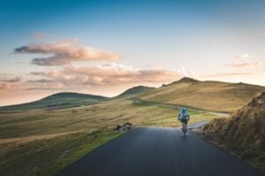 cycliste dans un paysage 