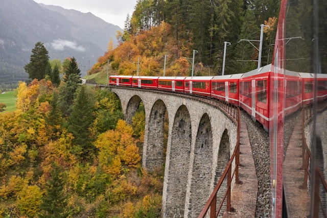 train rouge sur un pont 